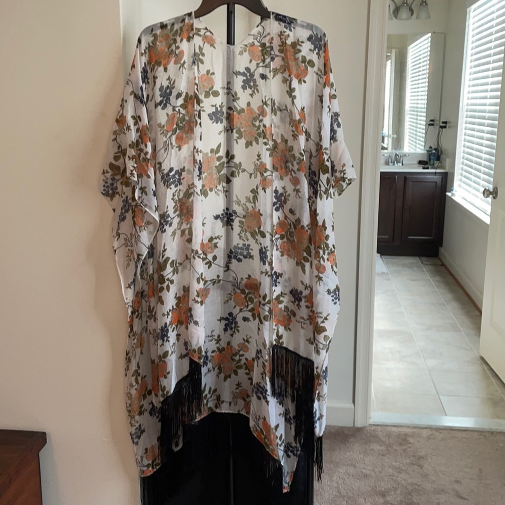 LAST DAY, CLOSET CLOSING!! Floral kimono with fringe